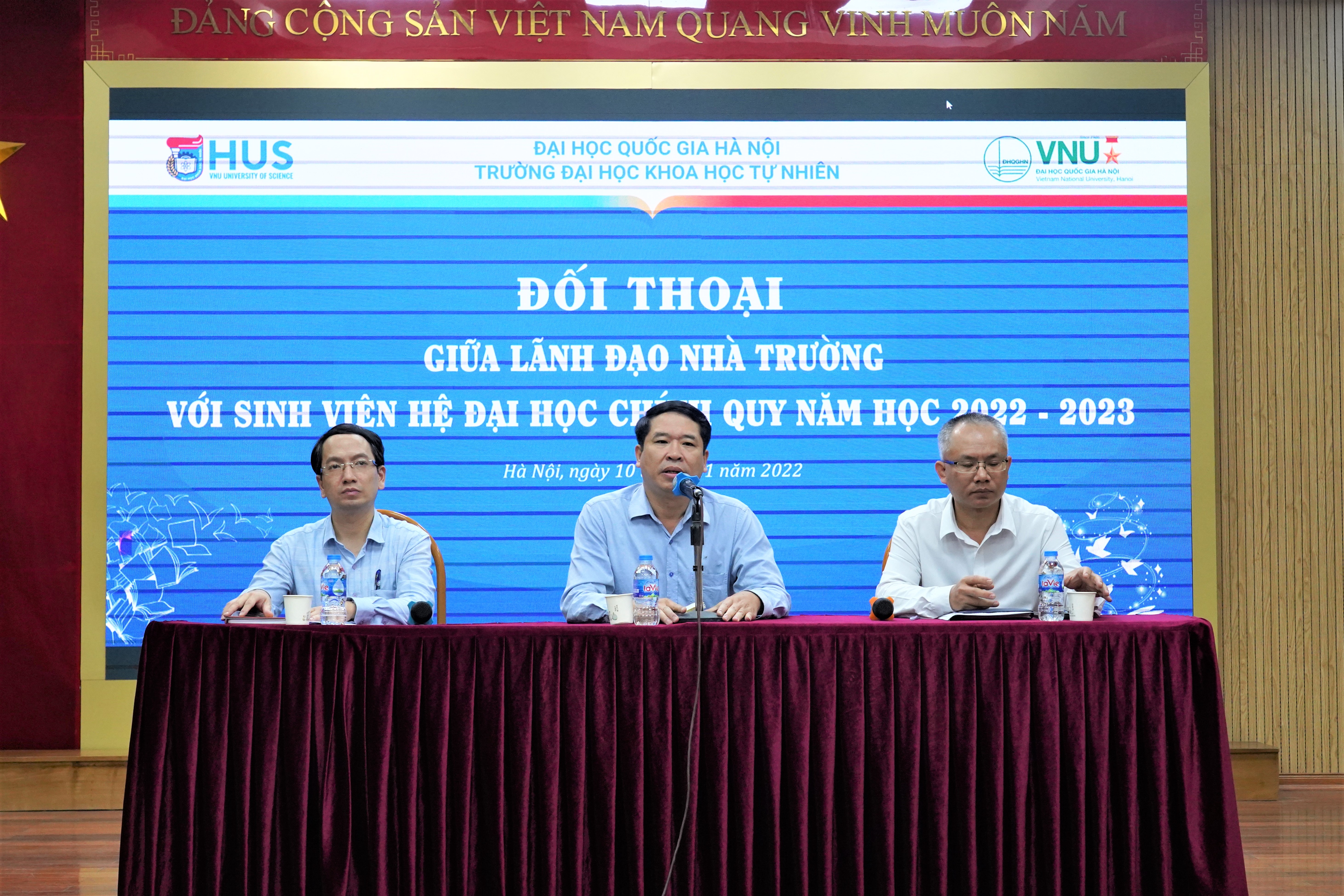 Lãnh đạo Trường Đại học Khoa học Tự nhiên đối thoại với sinh viên hệ đại học chính quy năm  học 2022 - 2023