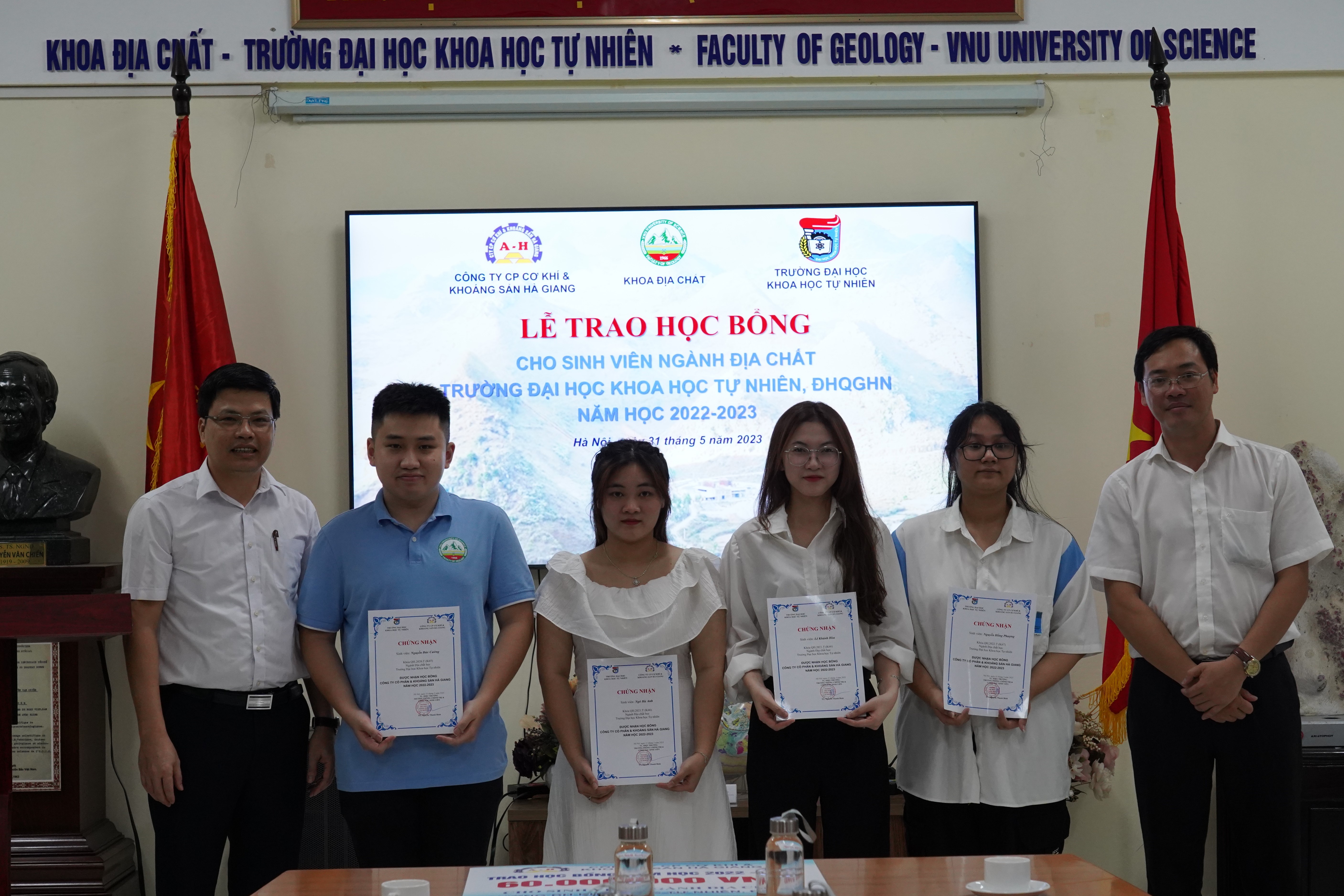 Sinh viên Khoa Địa chất nhận học bổng giá trị từ Công ty cổ phần Cơ khí và Khoáng sản Hà Giang