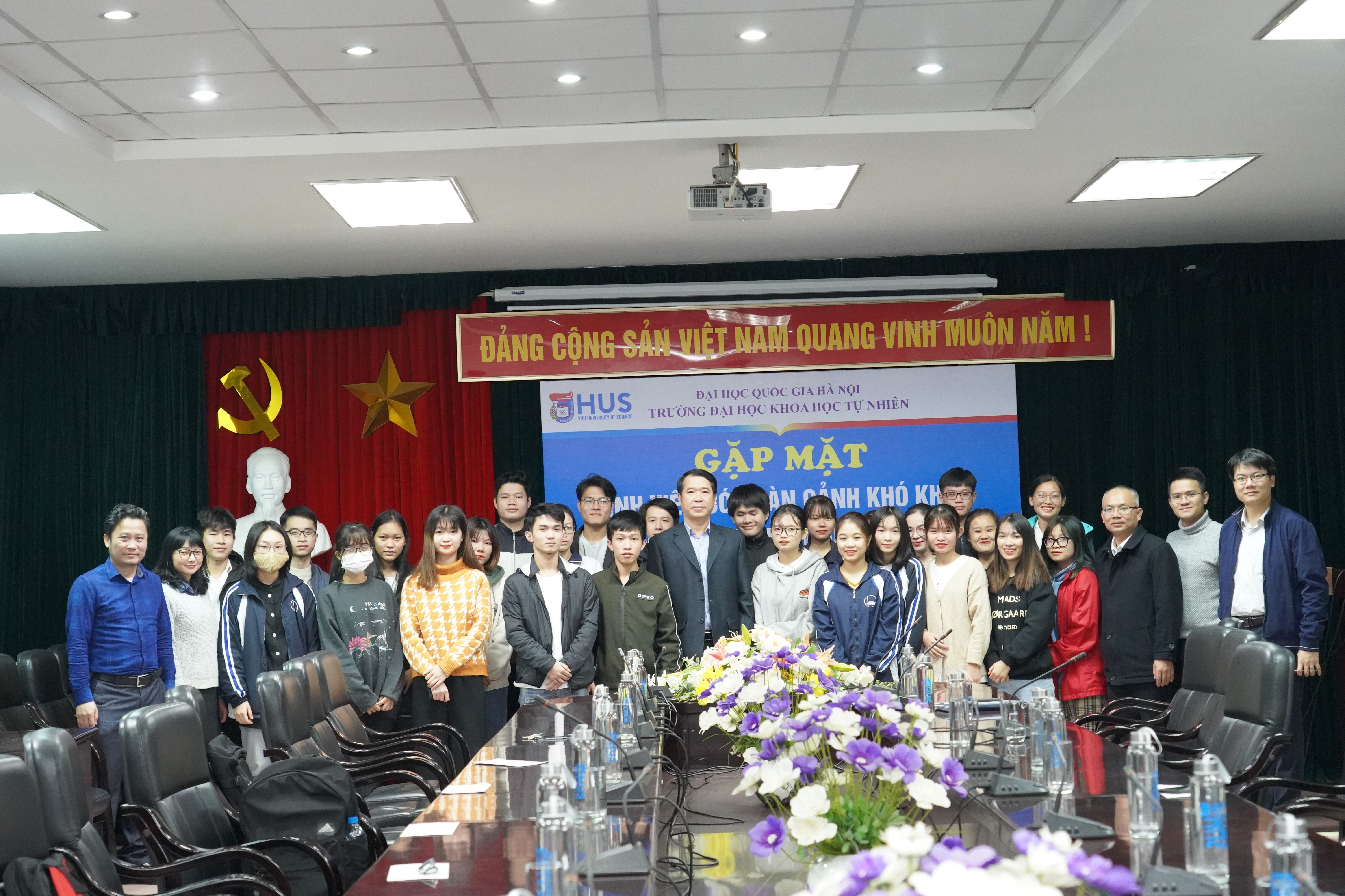 Gặp mặt sinh viên có hoàn cảnh khó khăn do ảnh hưởng của thiên tai, lũ lụt