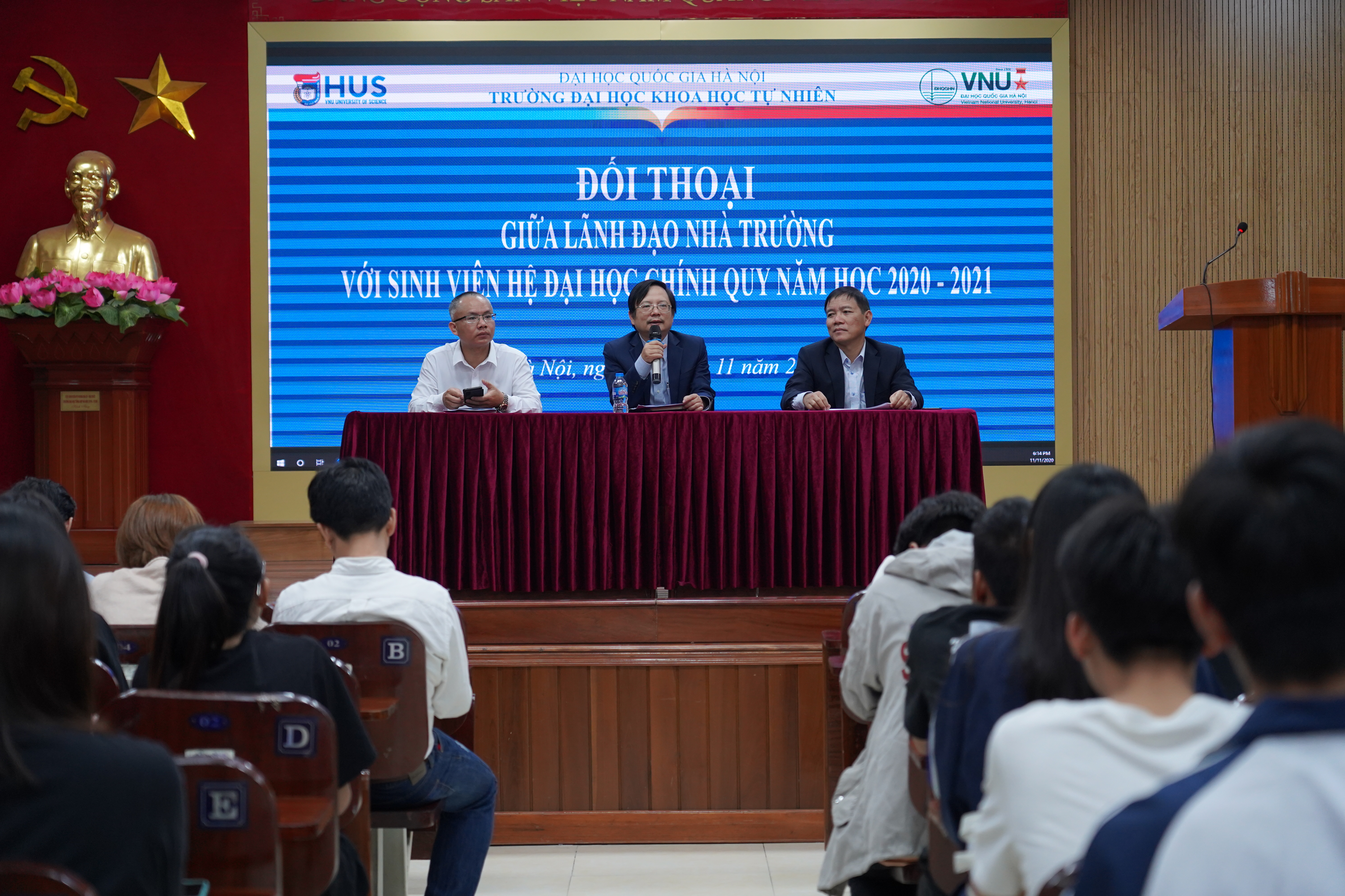 Đối thoại giữa lãnh đạo Nhà trường với sinh viên hệ đại học chính quy