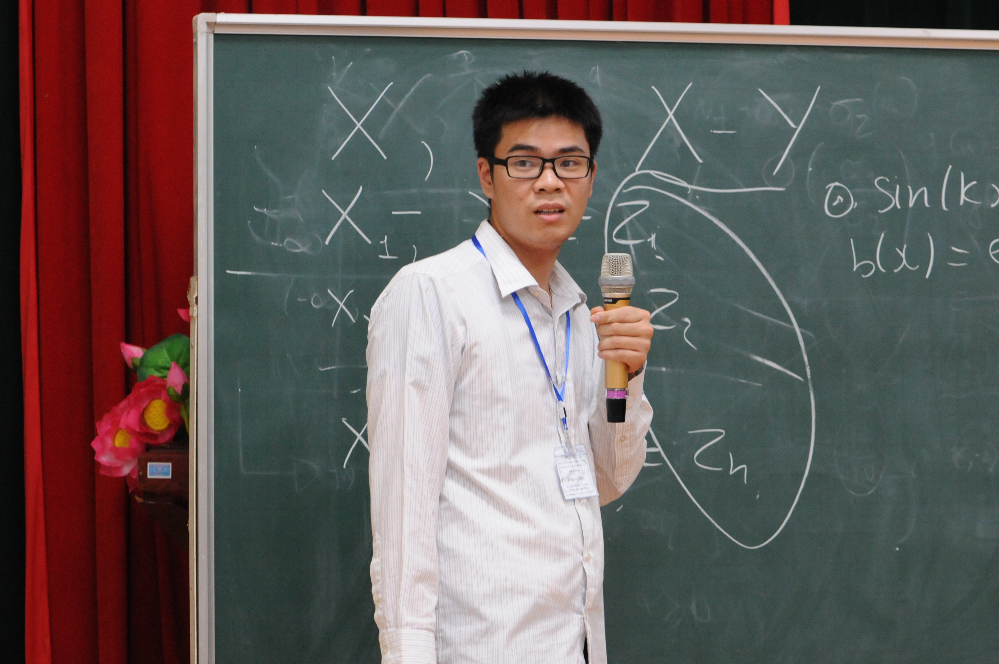 Sinh viên Trường Đại học Khoa học Tự nhiên tham gia báo cáo tại Hội thảo Tối ưu và Tính toán khoa học 