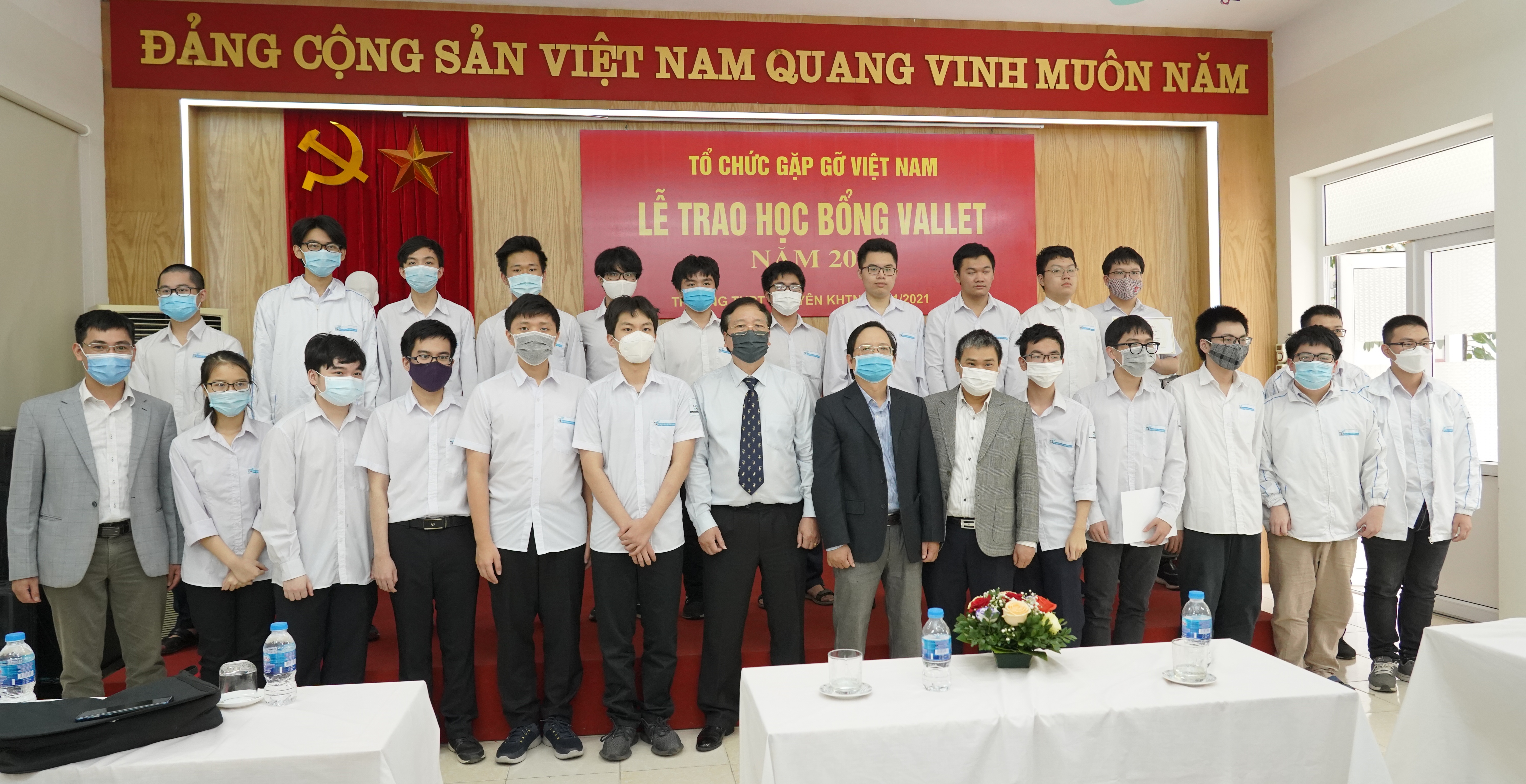 Trường THPT Chuyên KHTN tổ chức trao giải thưởng Phan Đức Chính và học bổng Vallet năm 2021 