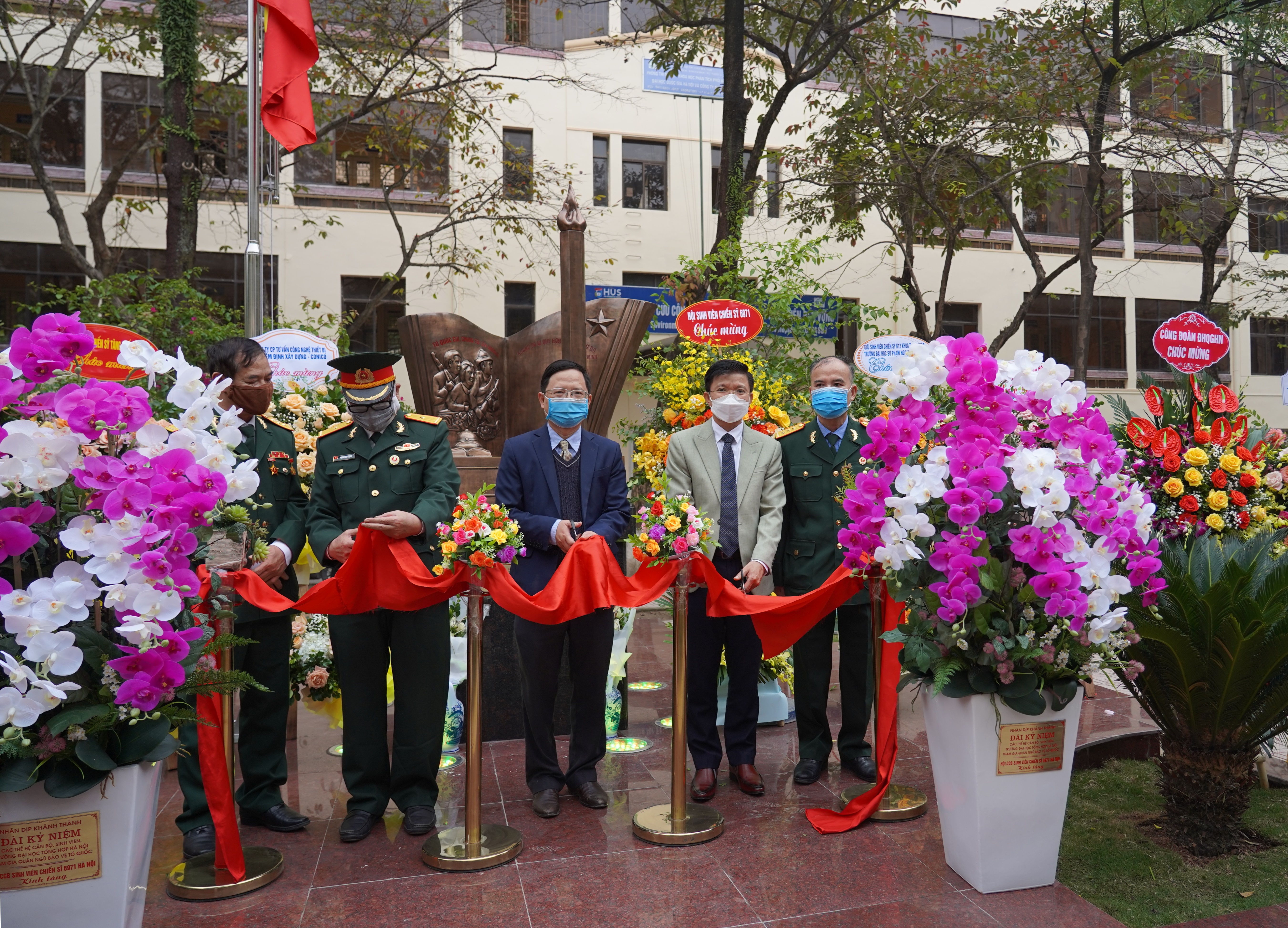 Khánh thành Đài kỷ niệm sự kiện các thế hệ cán bộ, sinh viên Trường Đại học Tổng hợp Hà Nội tham gia quân ngũ bảo vệ Tổ Quốc