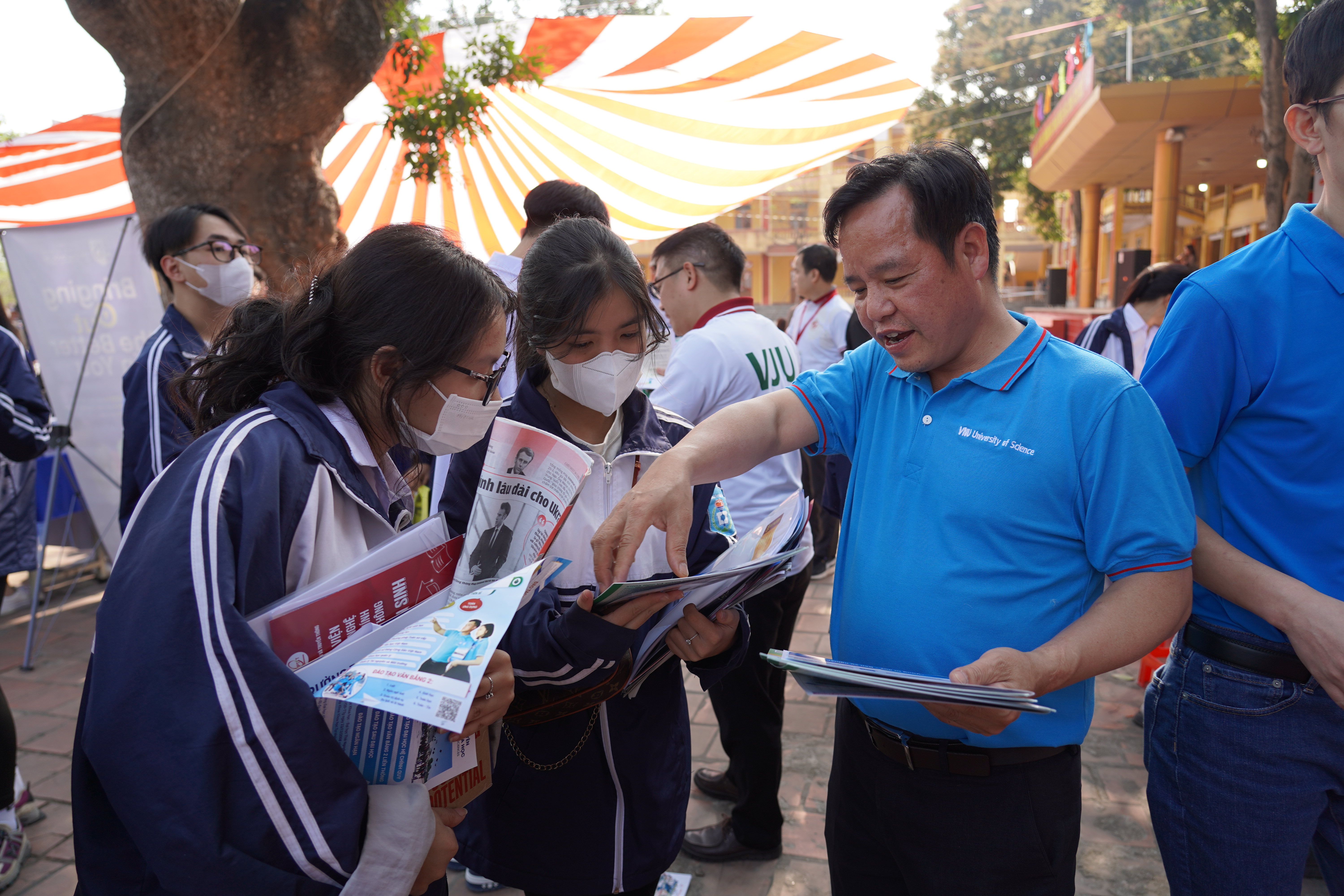 Học sinh Hải Phòng, Hải Dương hào hứng tìm hiểu về các ngành đào tạo của Trường Đại học Khoa học Tự nhiên