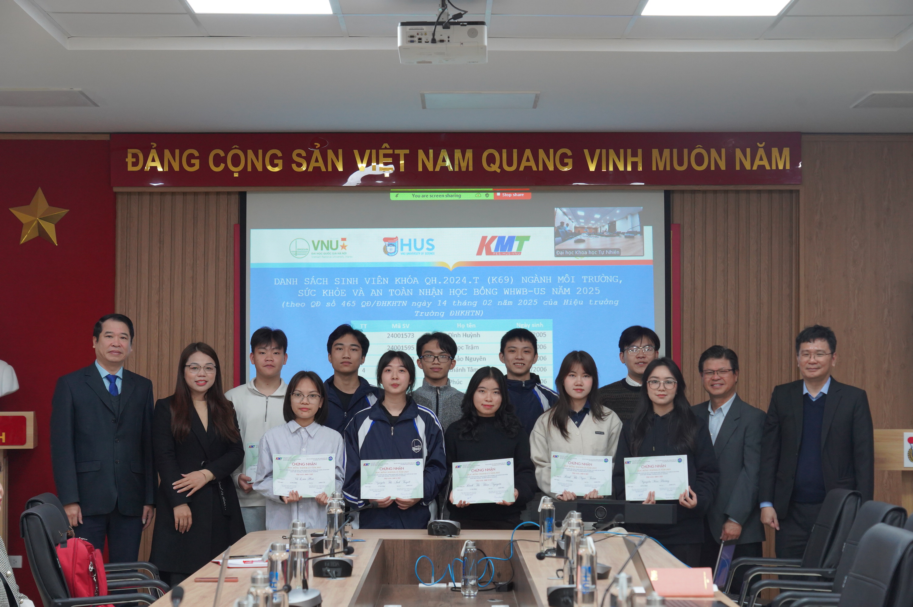 Sinh viên Khóa QH.2024.T (K69) ngành Môi trường, Sức khỏe và An toàn nhận học bổng từ Hội Sức khỏe nơi làm việc không biên giới - chi nhánh Hoa Kỳ