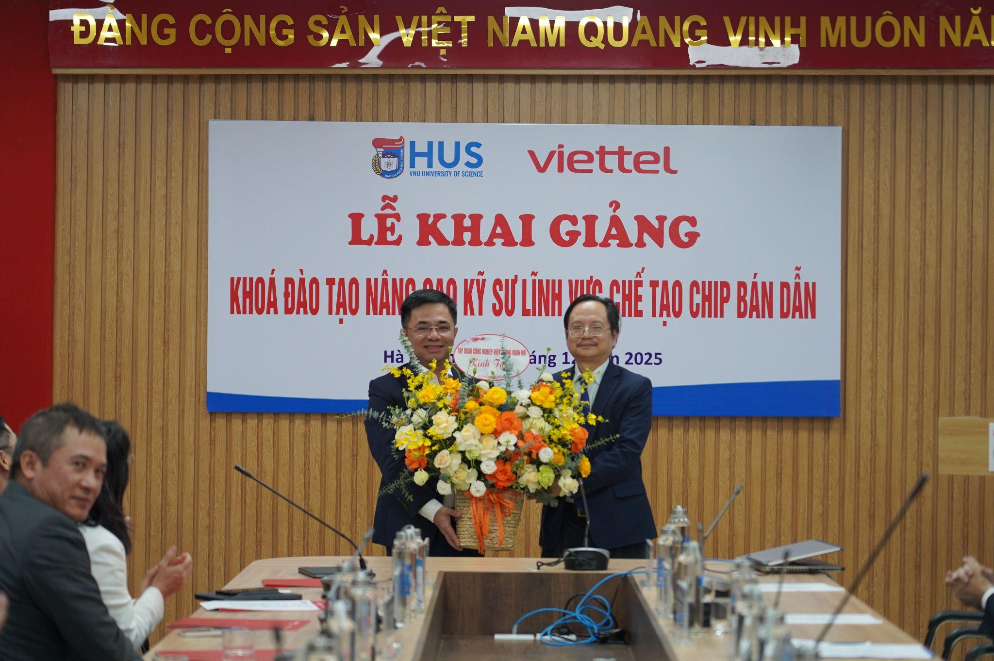 Trường ĐHKHTN phối hợp cùng Viettel khai giảng khóa đào tạo ngắn hạn nâng cao dành cho kỹ sư chế tạo chip bán dẫn: Khởi động chương trình đào tạo kỹ sư chế tạo chip, đặt nền móng cho nhà máy bán dẫn đầu tiên của Việt Nam.
