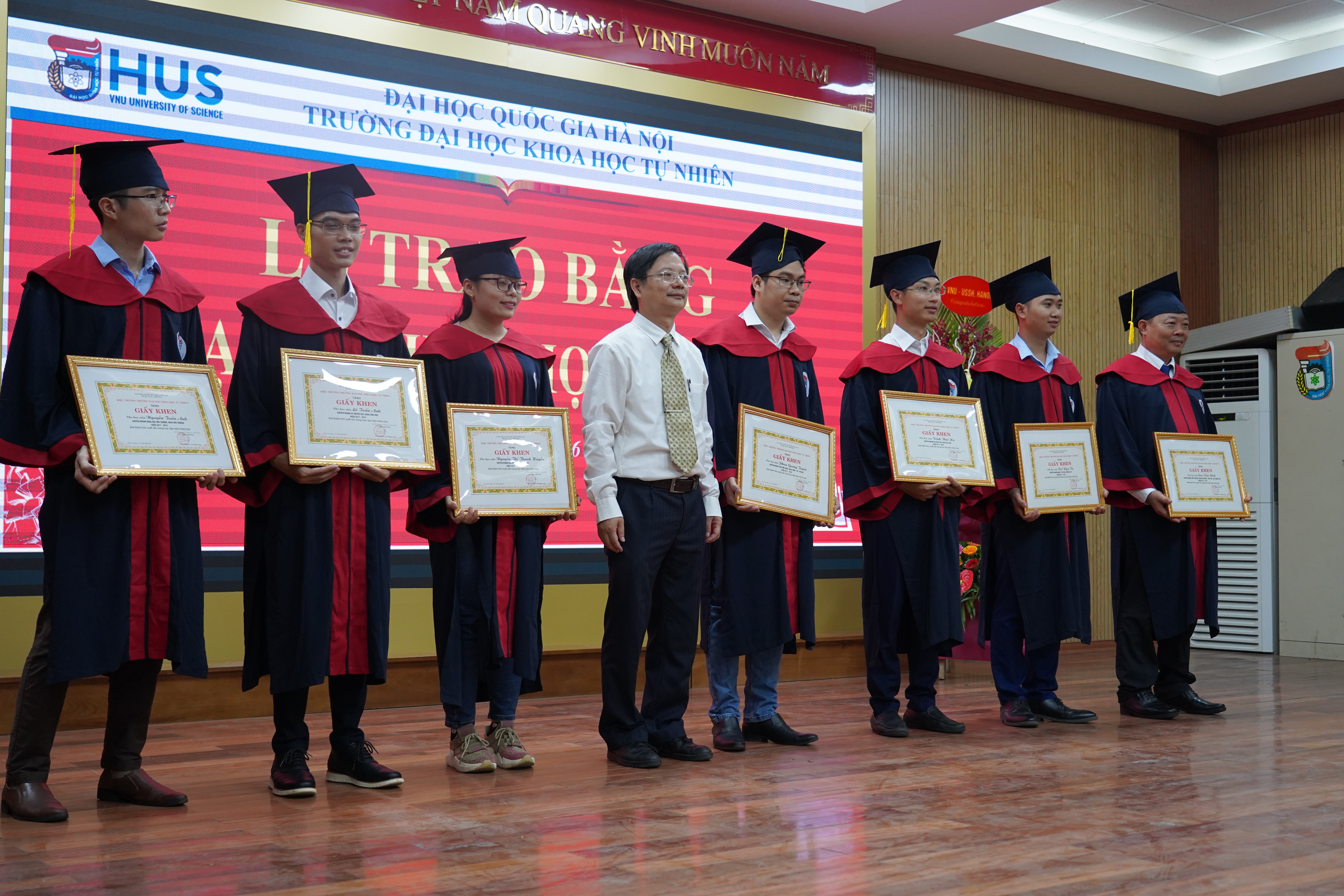 Trường Đại học Khoa học Tự nhiên trao bằng thạc sĩ khoa học cho 253 học viên cao học