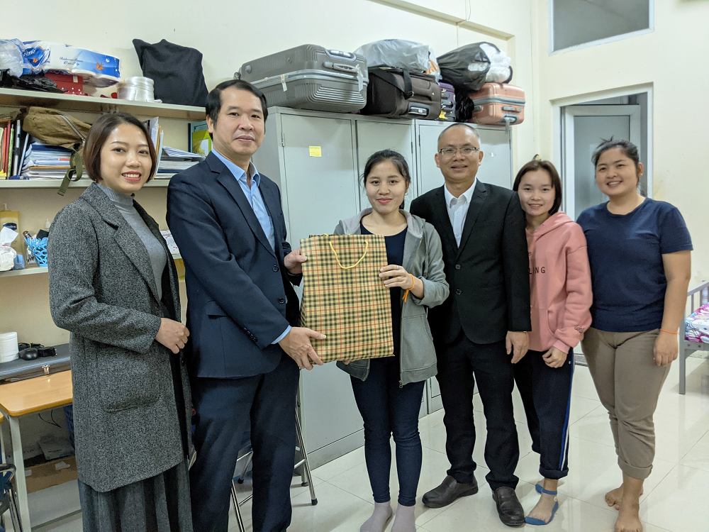 Lãnh đạo Trường Đại học Khoa học Tự nhiên chúc Tết sinh viên Việt Nam và sinh viên nước ngoài tại kí túc xá Mễ Trì
