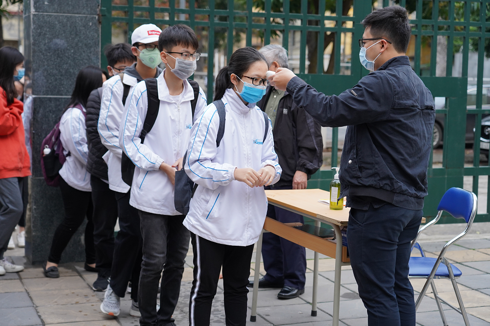 Học sinh Trường THPT Chuyên KHTN đi học trở lại sau “kỳ nghỉ Tết dài 1 tháng”