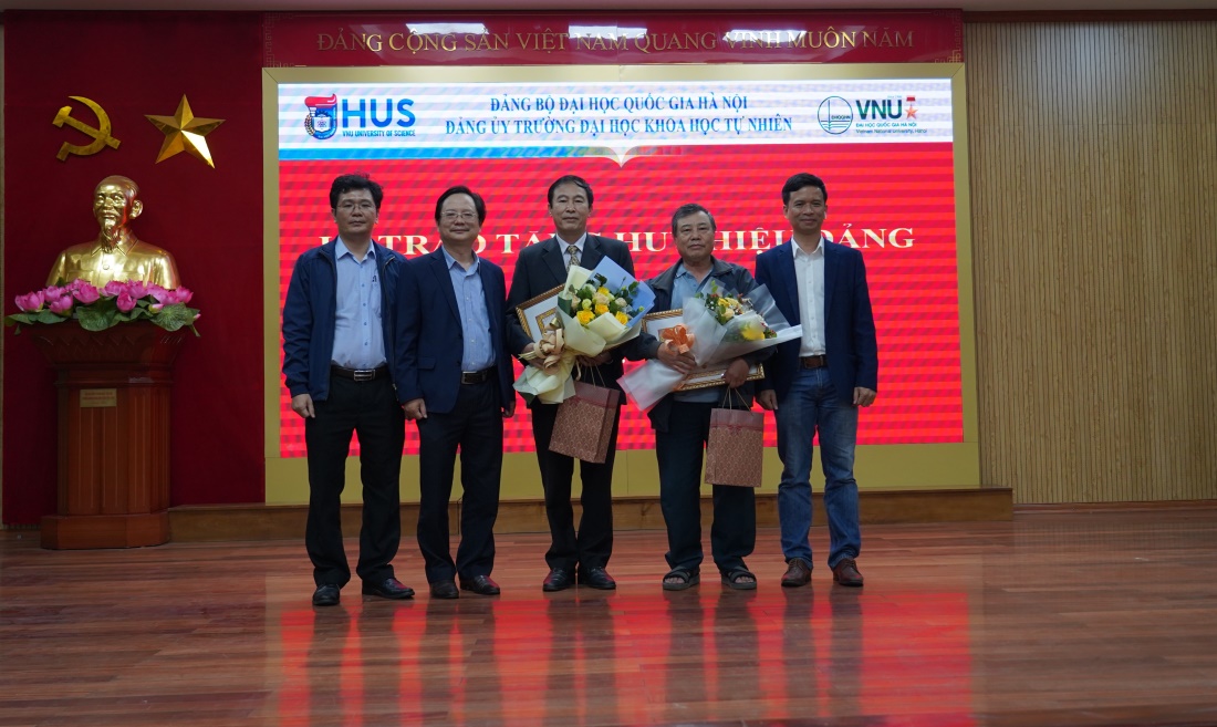 Đảng bộ Trường ĐHKHTN tổ chức Lễ trao tặng huy hiệu 45 năm, 40 năm, 30 năm tuổi Đảng cho Đảng viên 