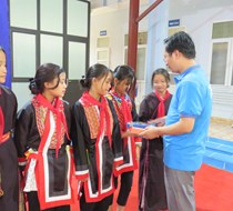Công đoàn cụm 5 Trường Đại học trao quà cho học sinh các trường phổ thông trên địa bàn huyện Bình Liêu, tỉnh Quảng Ninh