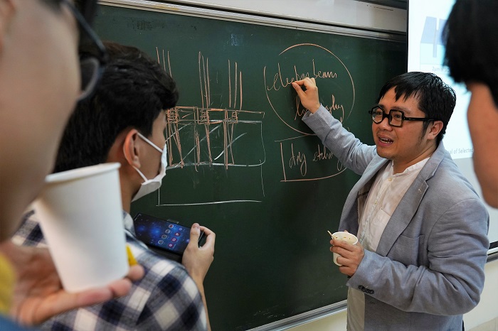 Khám phá lớp học Quang điện tử và ứng dụng cùng sinh viên Khoa Vật lý