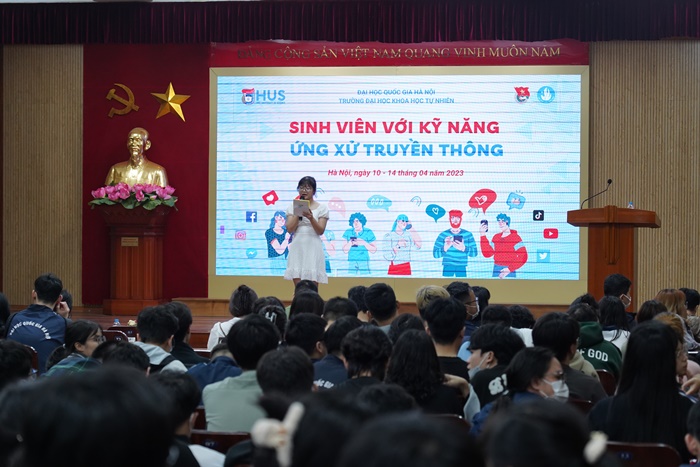Nâng cao kỹ năng ứng xử truyền thông cho sinh viên Trường Đại học Khoa học Tự nhiên