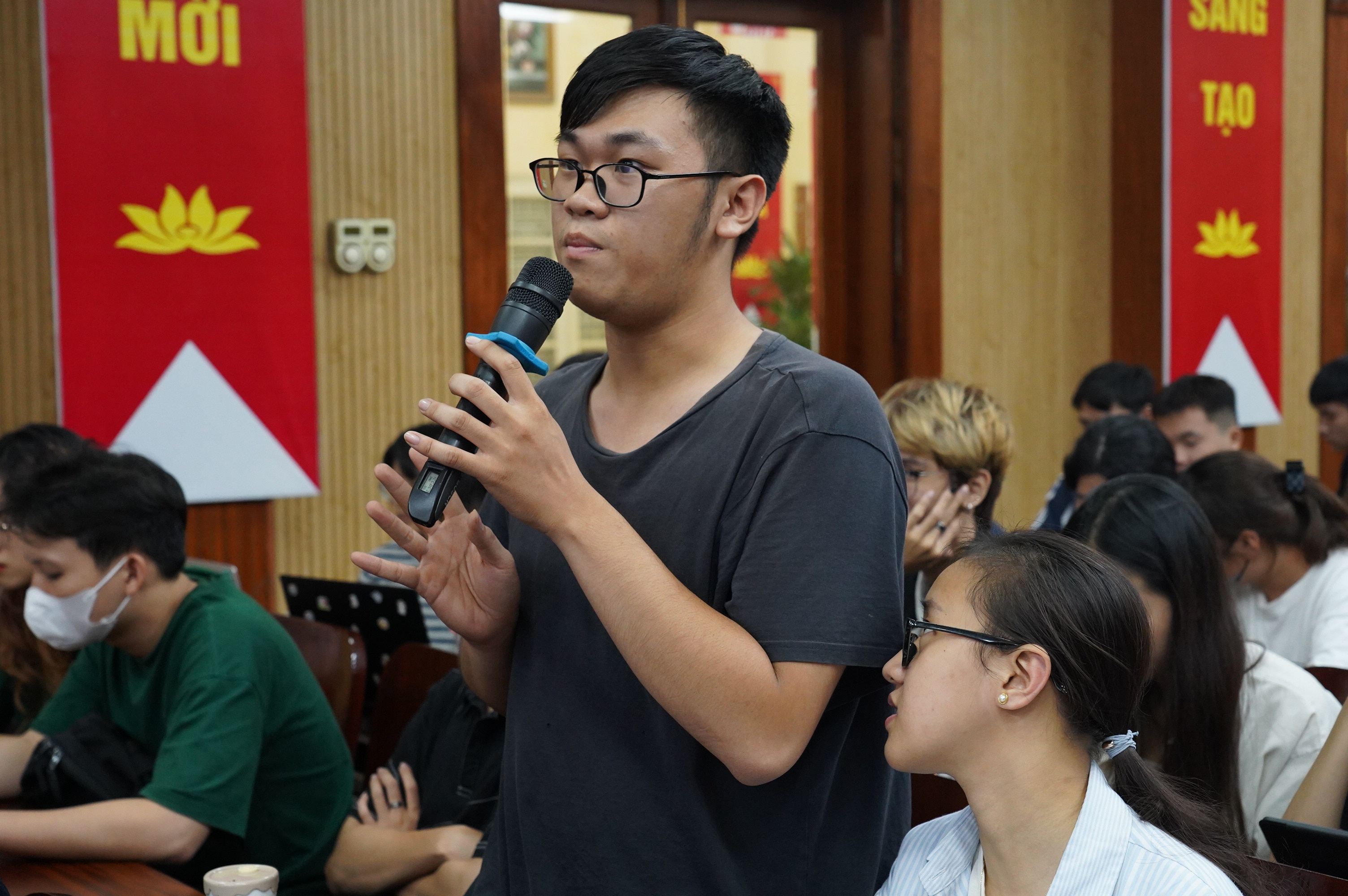 Trường ĐHKHTN tổ chức gặp mặt đối thoại giữa lãnh đạo nhà trường với sinh viên hệ đại học chính quy năm học 2023-2024