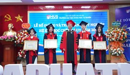 Trường Đại học Khoa học Tự nhiên trao bằng cử nhân cho sinh viên hoàn thành khóa học đợt tháng 7/2025