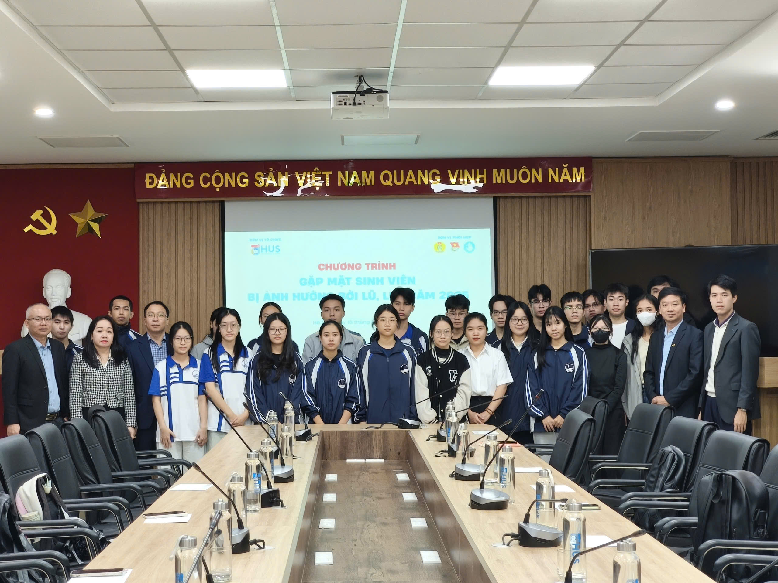 Trường Đại học Khoa học Tự nhiên gặp mặt, động viên sinh viên chịu ảnh hưởng bởi lũ lụt năm 2025