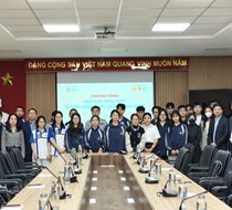 Trường Đại học Khoa học Tự nhiên gặp mặt, động viên sinh viên chịu ảnh hưởng bởi lũ lụt năm 2025