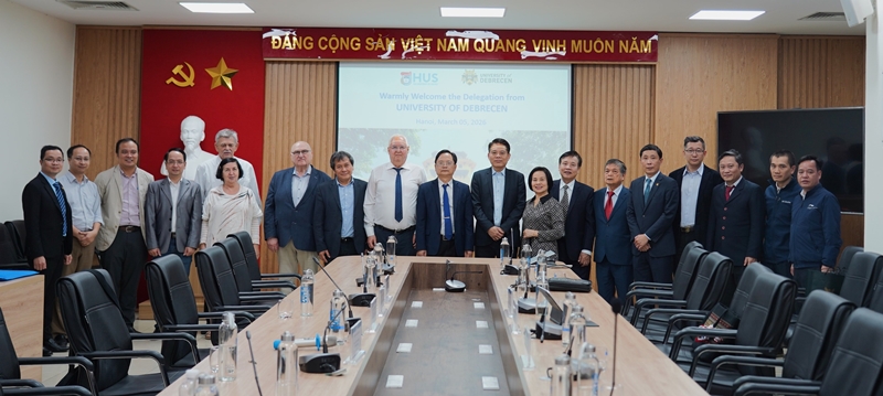 Tăng cường kết nối học thuật Việt Nam – Hungary: Trường Đại học Khoa học Tự nhiên tiếp đoàn Trường Đại học Debrecen