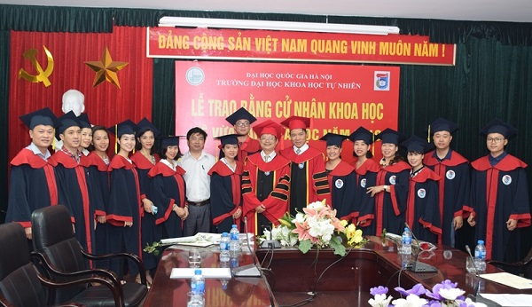 Trao bằng Cử nhân khoa học Khóa 42 hệ Vừa làm vừa học ngành Công nghệ Sinh học