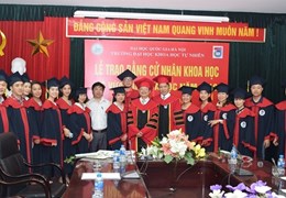Trao bằng Cử nhân khoa học Khóa 42 hệ Vừa làm vừa học ngành Công nghệ Sinh học