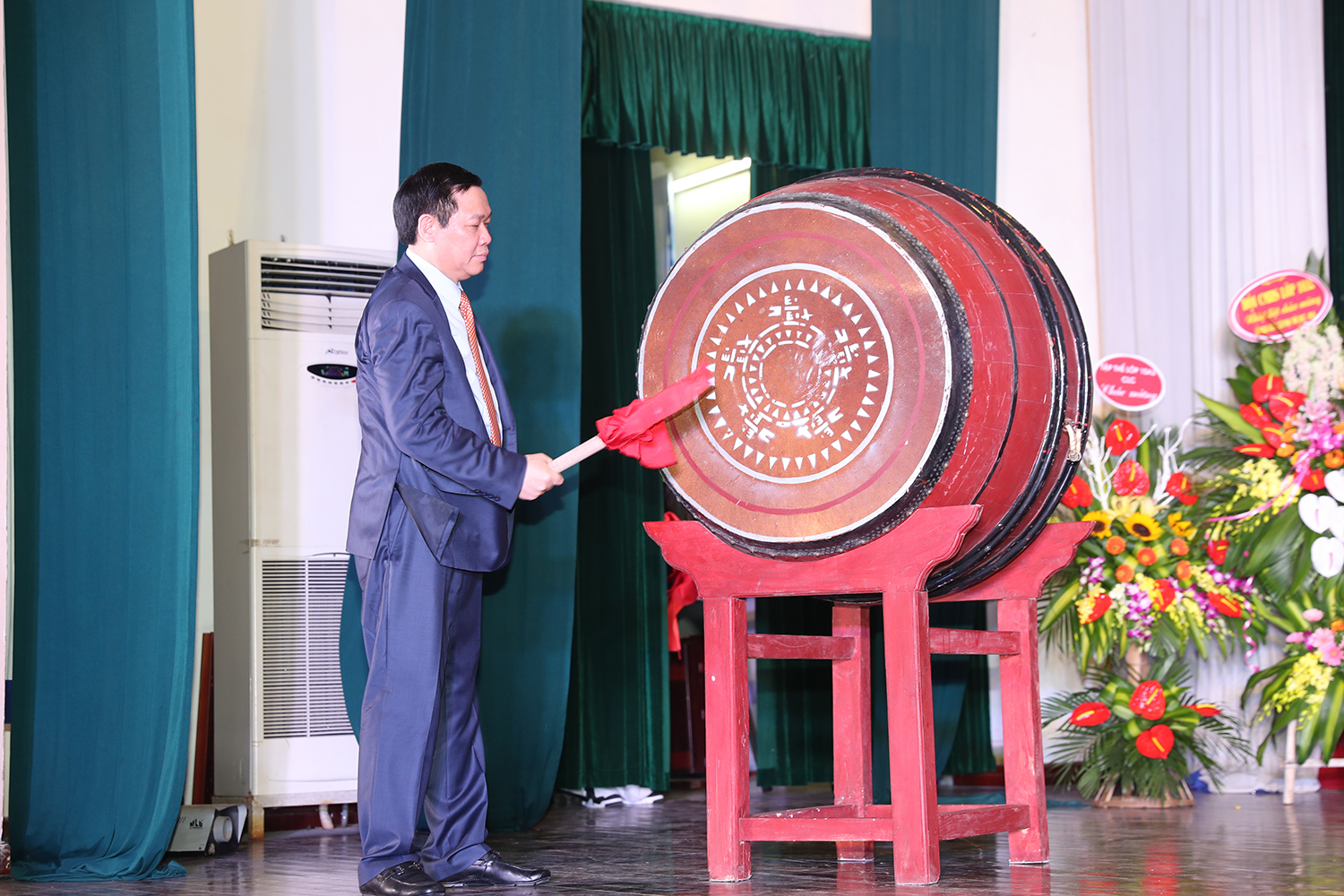 THPT Chuyên Khoa học Tự nhiên khai giảng năm học mới