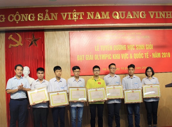 Tuyên dương học sinh Trường THPT Chuyên Khoa học Tự nhiên đạt giải Olympic khu vực và quốc tế năm 2019