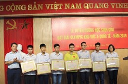 Tuyên dương học sinh Trường THPT Chuyên Khoa học Tự nhiên đạt giải Olympic khu vực và quốc tế năm 2019
