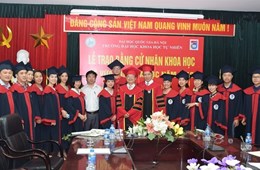 Trao bằng Cử nhân khoa học Khóa 42 hệ Vừa làm vừa học ngành Công nghệ Sinh học