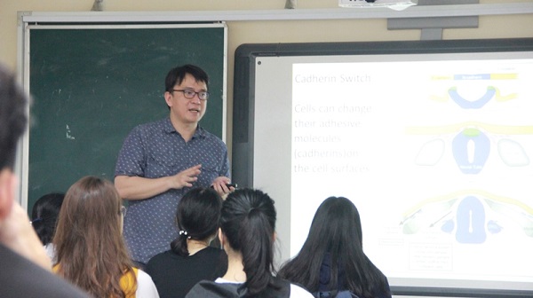 Sinh viên ngành Công nghệ Sinh học chất lượng cao học với giáo sư nước ngoài