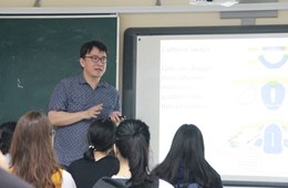 Sinh viên ngành Công nghệ Sinh học chất lượng cao học với giáo sư nước ngoài