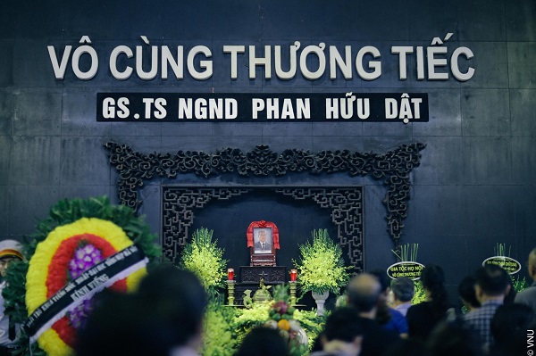 Vô cùng thương tiếc tiễn đưa Giáo sư Phan Hữu Dật, nguyên Hiệu trưởng Trường Đại học Tổng hợp Hà Nội về nơi an nghỉ cuối cùng