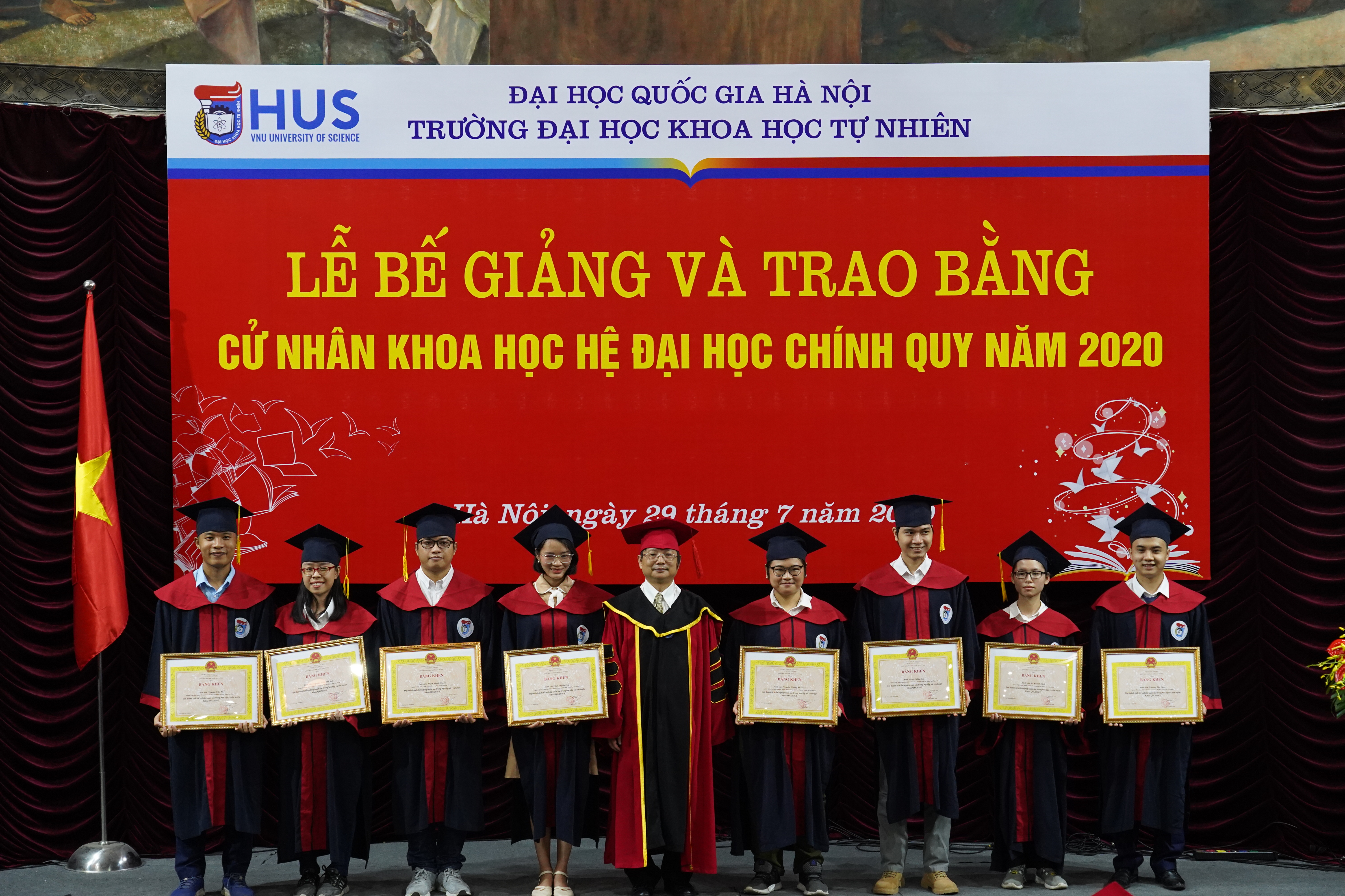 Trường Đại học Khoa học Tự nhiên tổ chức Lễ bế giảng và trao bằng Cử nhân khoa học hệ Đại học chính quy năm 2020