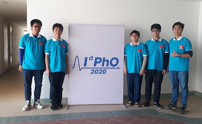 Học sinh trường THPT Chuyên KHTN giành 3 giải bạc Olympic Vật lý quốc tế