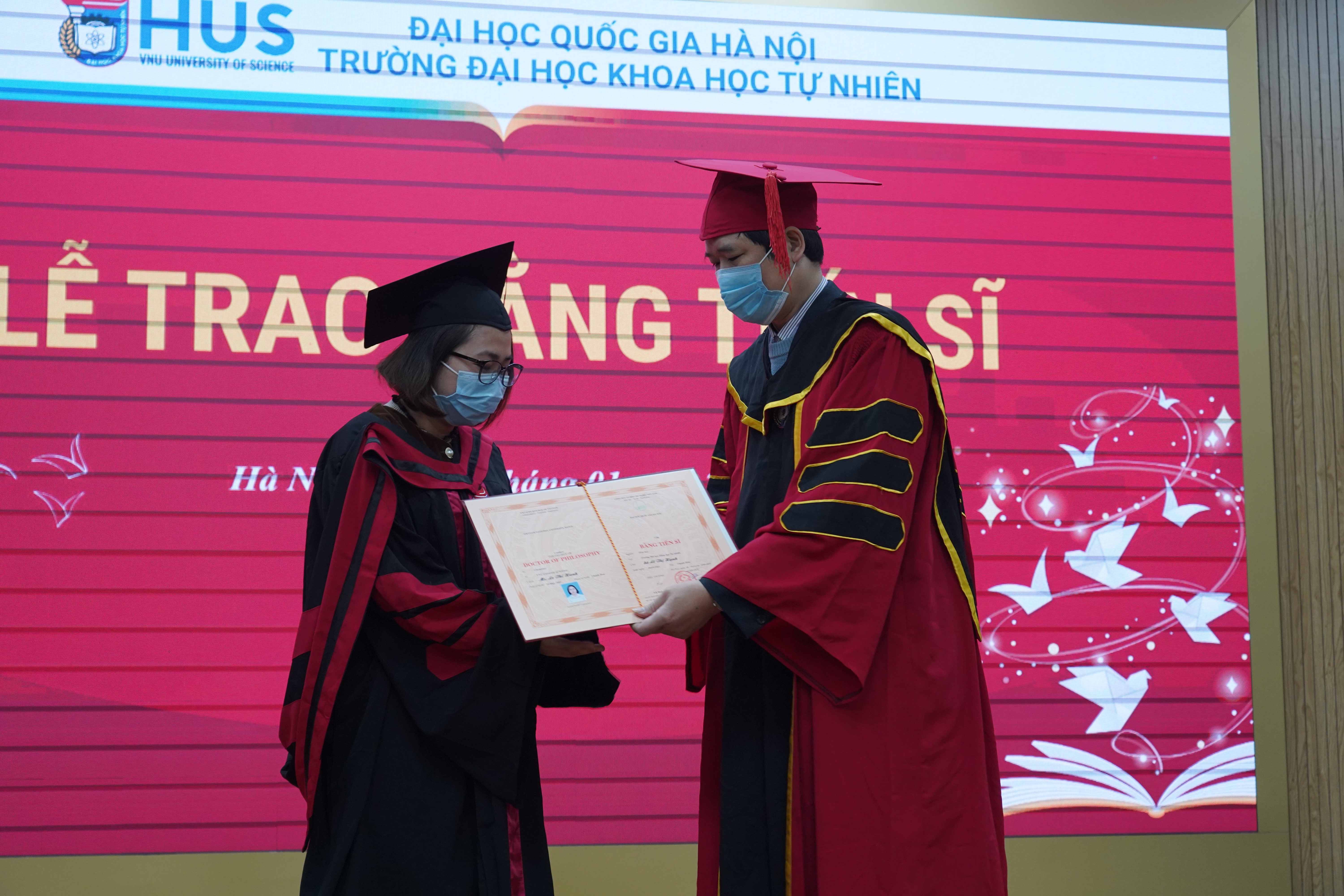 Trường Đại học Khoa học Tự nhiên trao bằng cho các tân Tiến sĩ tốt nghiệp năm 2021