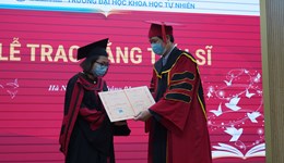 Trường Đại học Khoa học Tự nhiên trao bằng cho các tân Tiến sĩ tốt nghiệp năm 2021