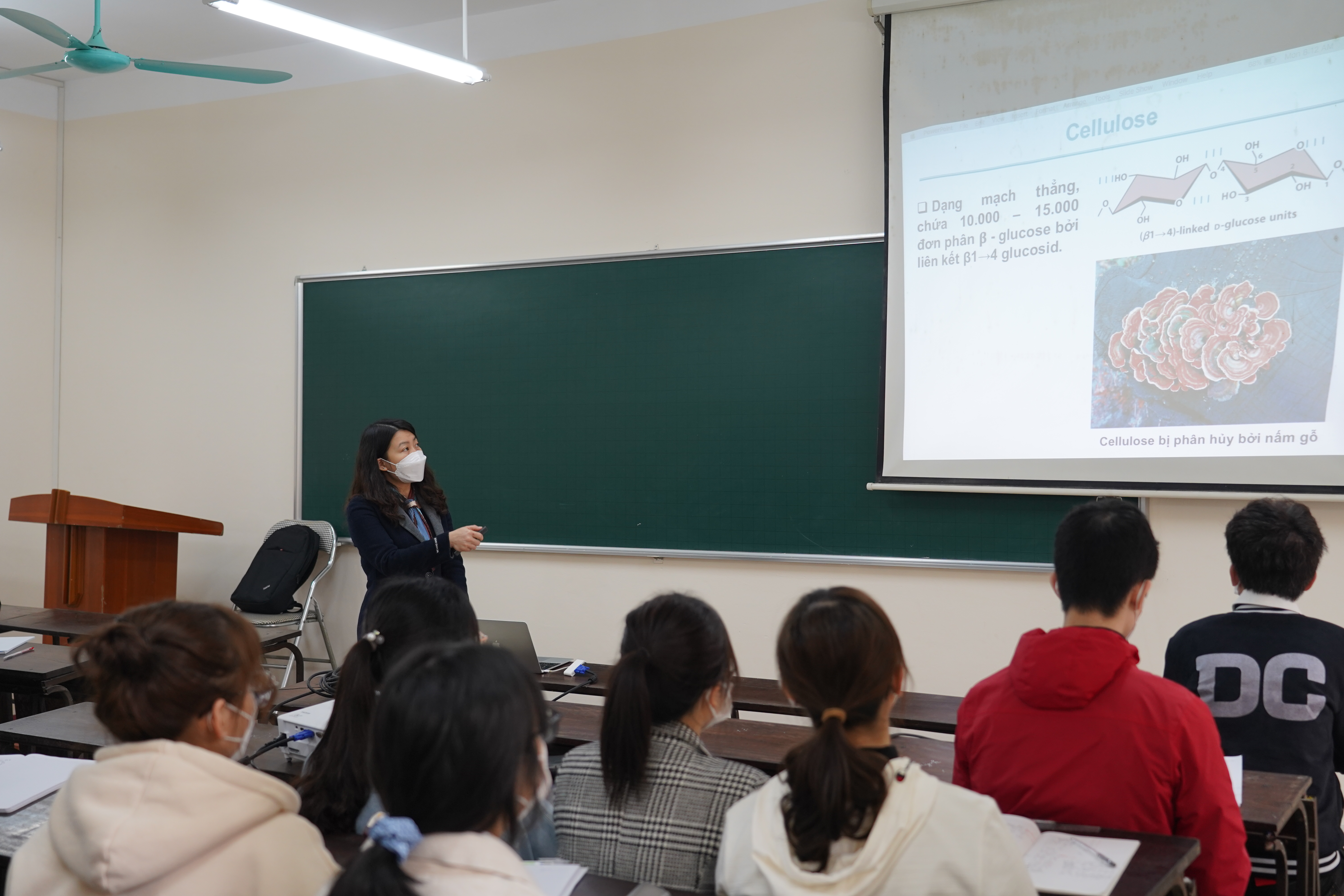 Hôm nay, 28/2/2022, sinh viên Trường Đại học Khoa học Tự nhiên trở lại trường học trực tiếp