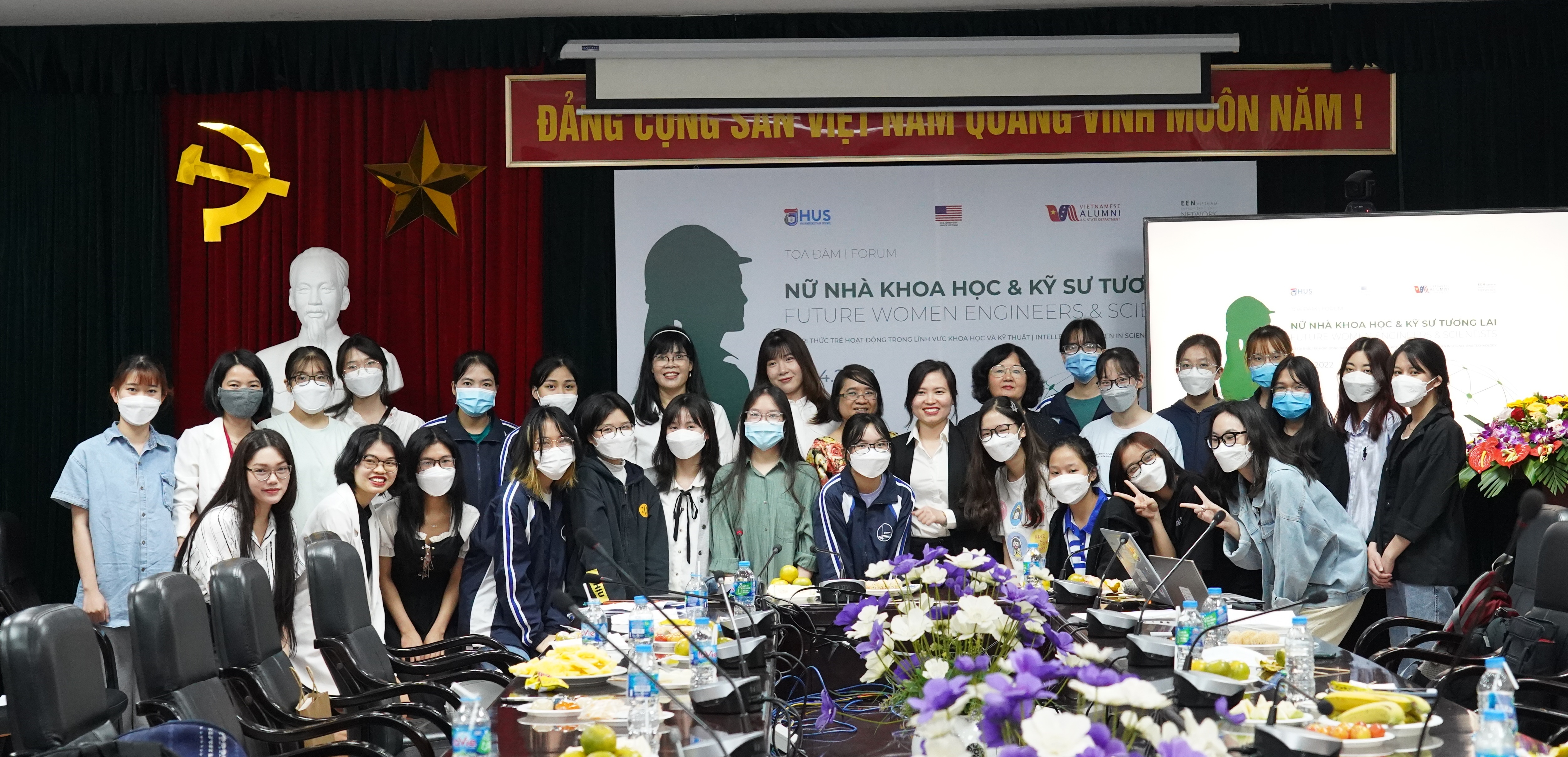 Gặp gỡ, giao lưu các thế hệ nữ trí thức hoạt động trong lĩnh vực khoa học và kỹ thuật