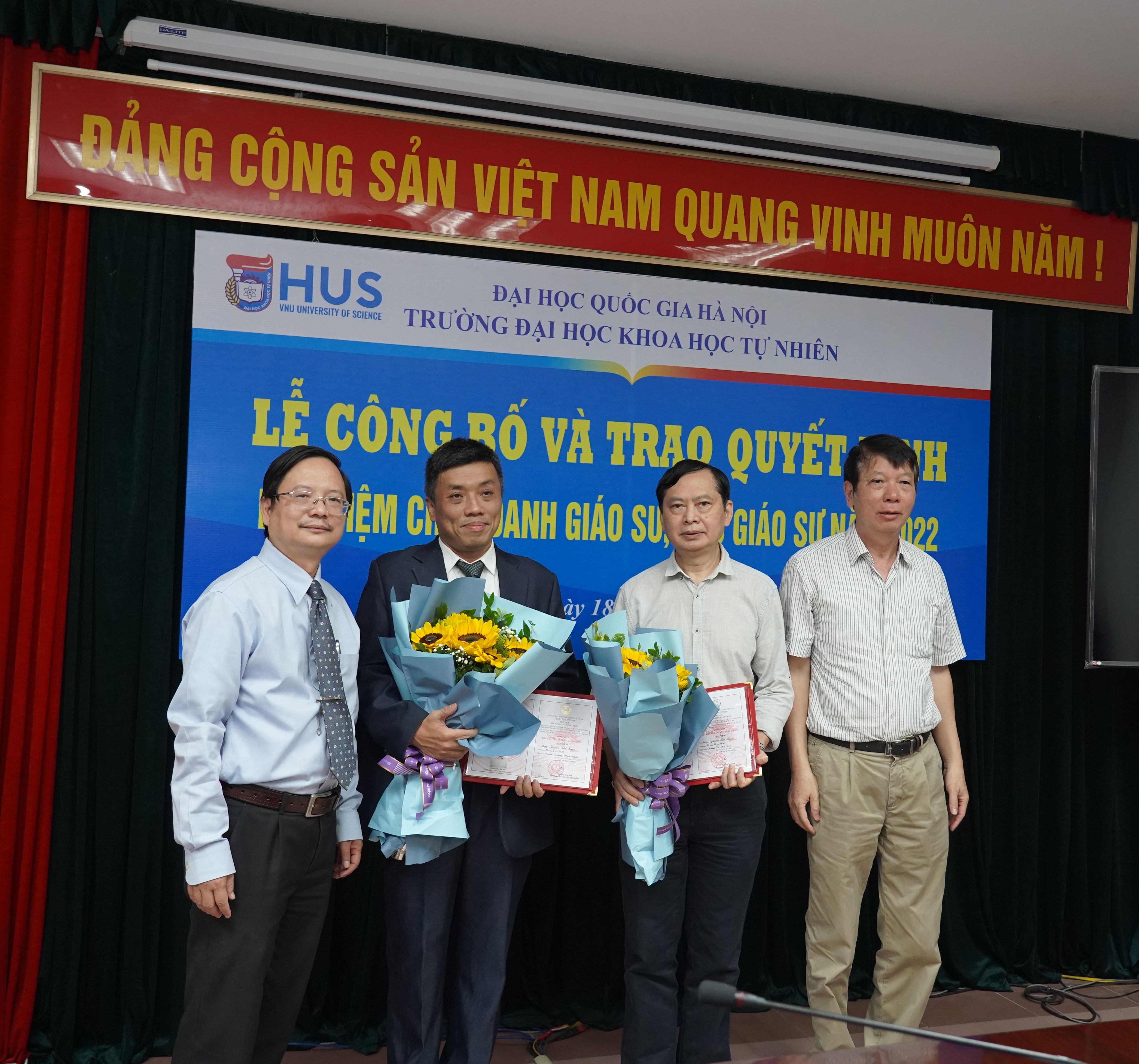 Trường Đại học Khoa học Tự nhiên tổ chức lễ công bố và trao các quyết định bổ nhiệm Giáo sư và Phó giáo sư năm 2022