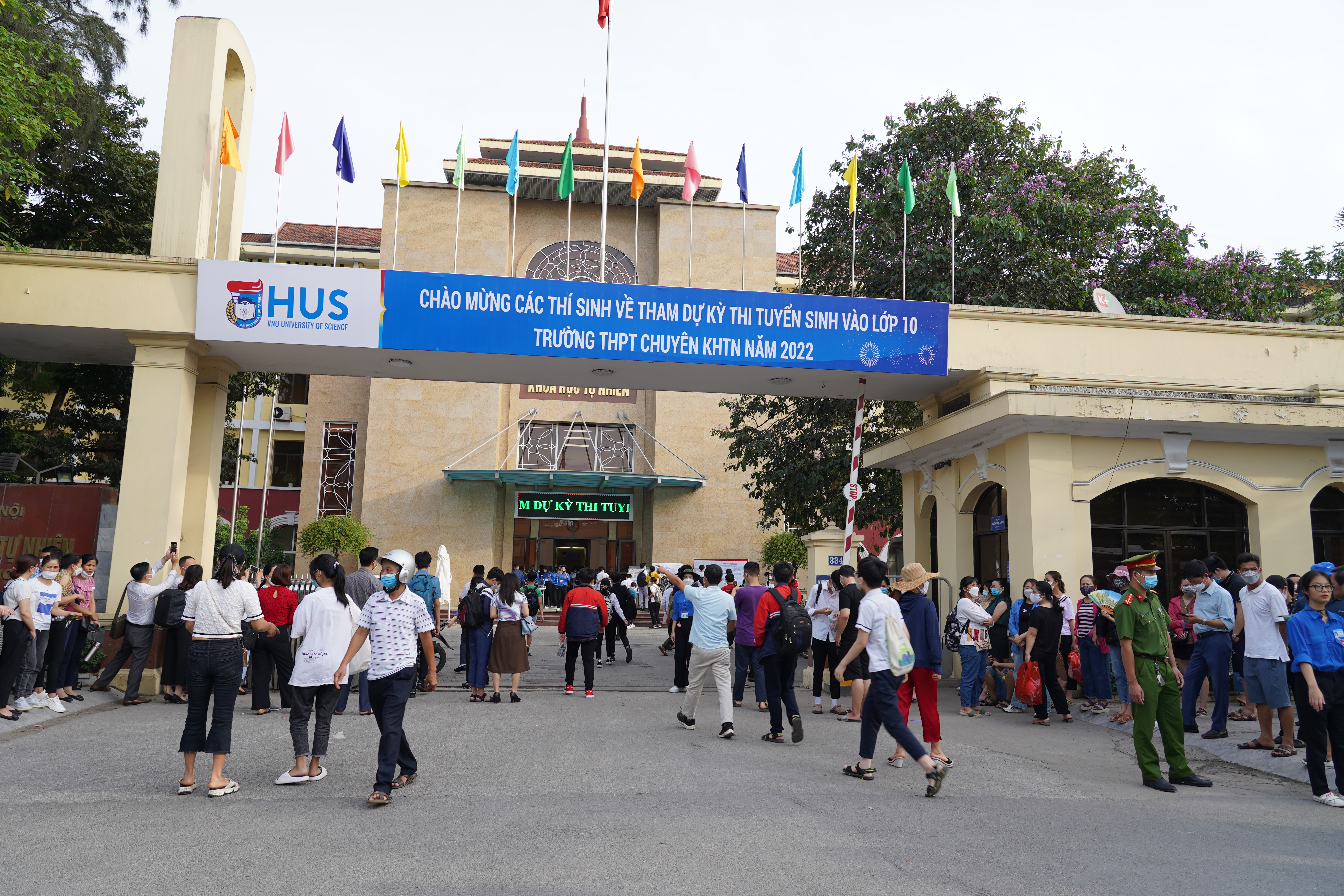 Ngày 5/6/2022, thí sinh bắt đầu dự thi tuyển sinh vào lớp 10, Trường THPT Chuyên KHTN