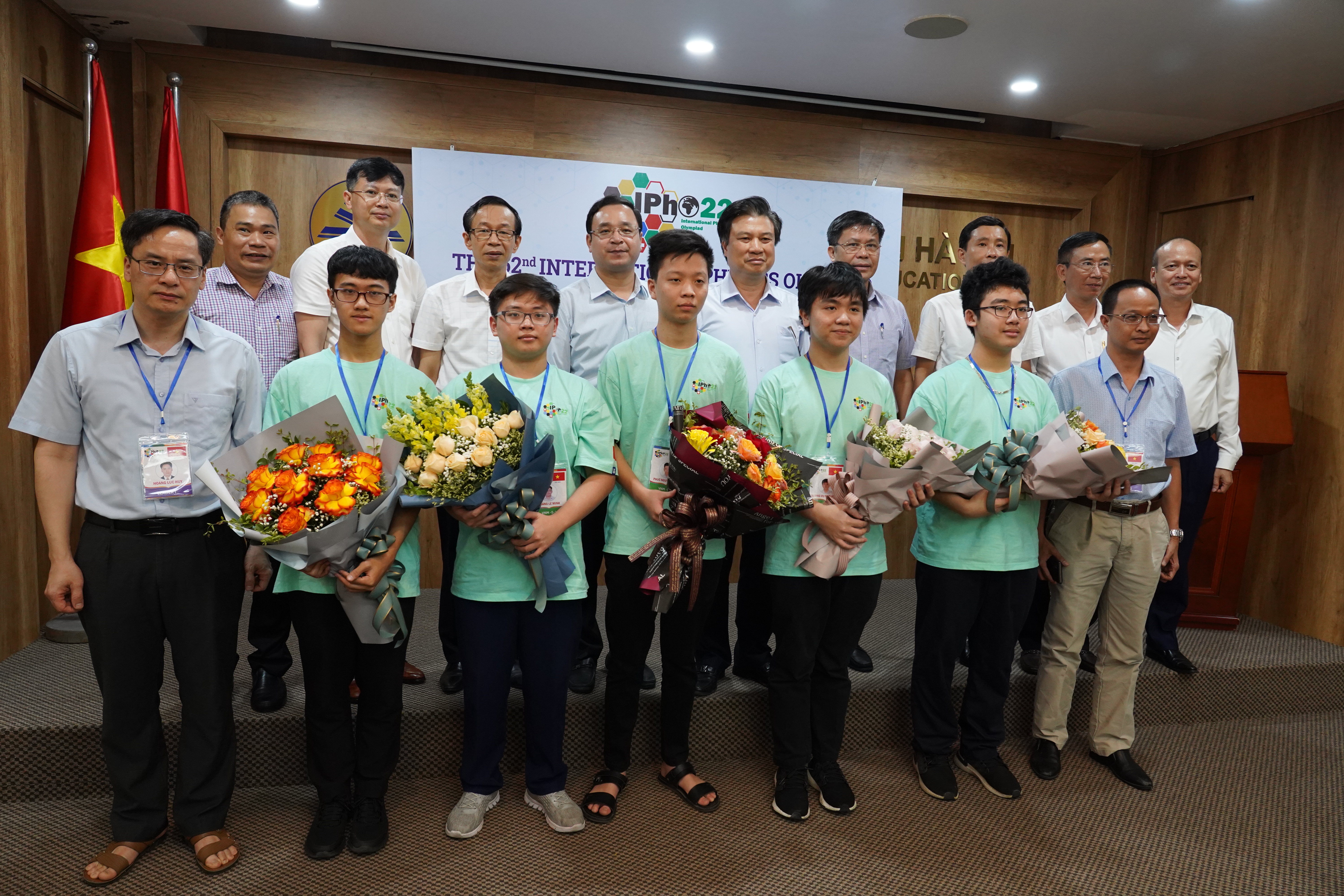 IPhO 2022: Học sinh Trường THPT Chuyên KHTN xuất sắc đạt 3 Huy chương Vàng