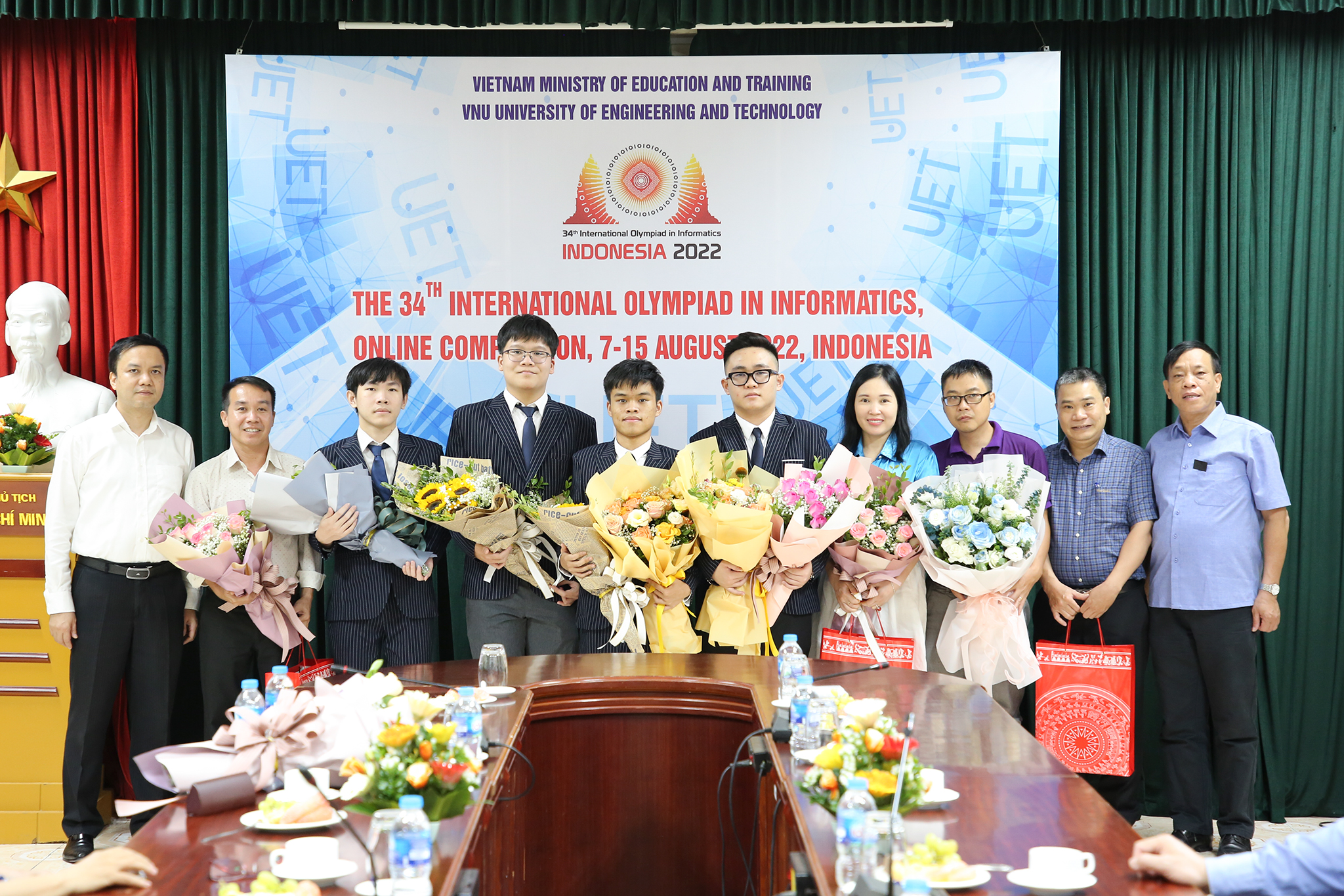 Cả 4 học sinh đoàn Việt Nam đều giành huy chương tại Olympic Tin học quốc tế 2022