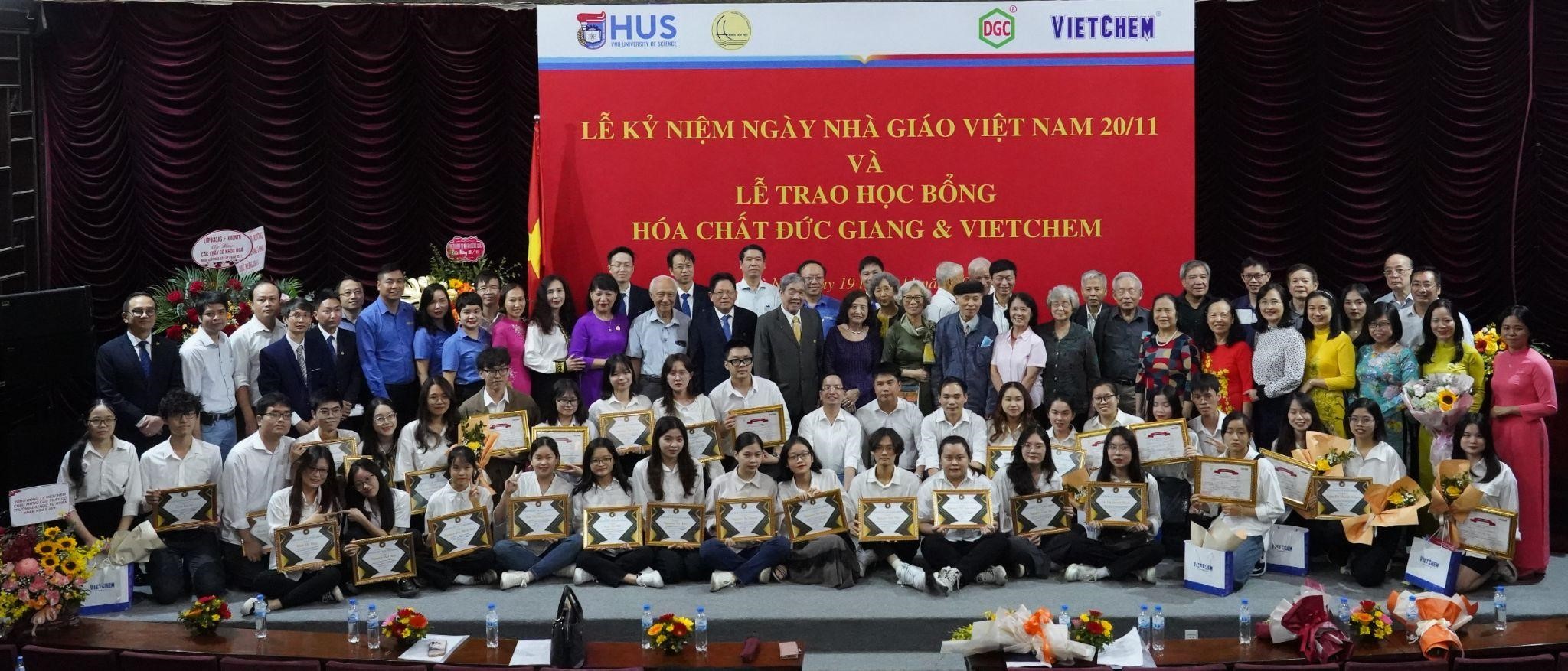 Rộn ràng không khí lễ tri ân 20/11 và trao học bổng Hóa chất Đức Giang và học bổng Vietchem tại Khoa Hóa học, Trường ĐHKHTN