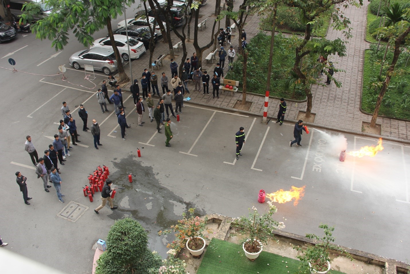 Cán bộ Trường Đại học Khoa học Tự nhiên và Trường Đại học Khoa học Xã hội và Nhân văn tham gia tập huấn Công tác Phòng cháy chữa cháy, Cứu nạn cứu hộ 