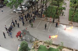 Cán bộ Trường Đại học Khoa học Tự nhiên và Trường Đại học Khoa học Xã hội và Nhân văn tham gia tập huấn Công tác Phòng cháy chữa cháy, Cứu nạn cứu hộ 