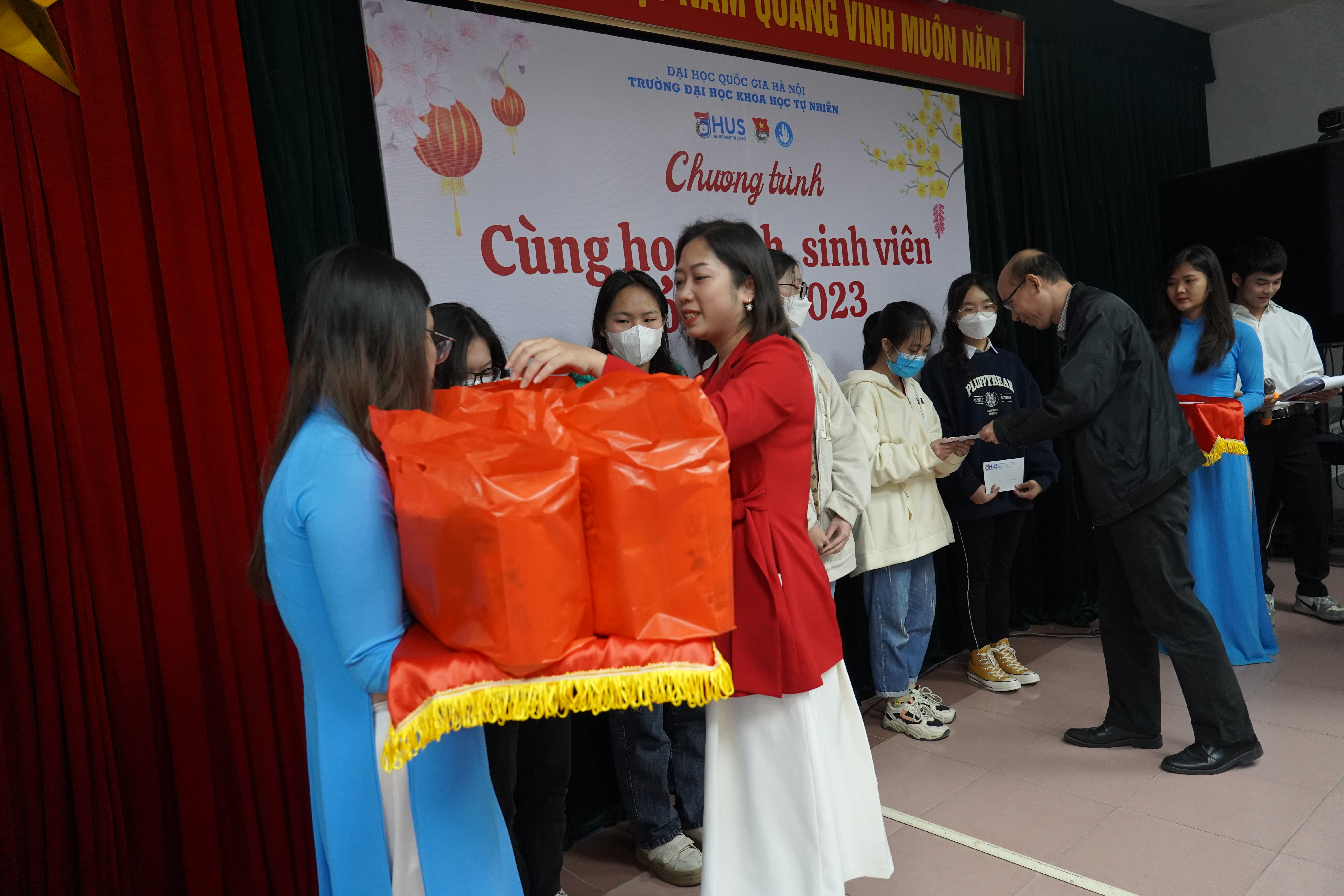 Trường Đại học Khoa học Tự nhiên cùng học sinh, sinh viên đón Tết 2023