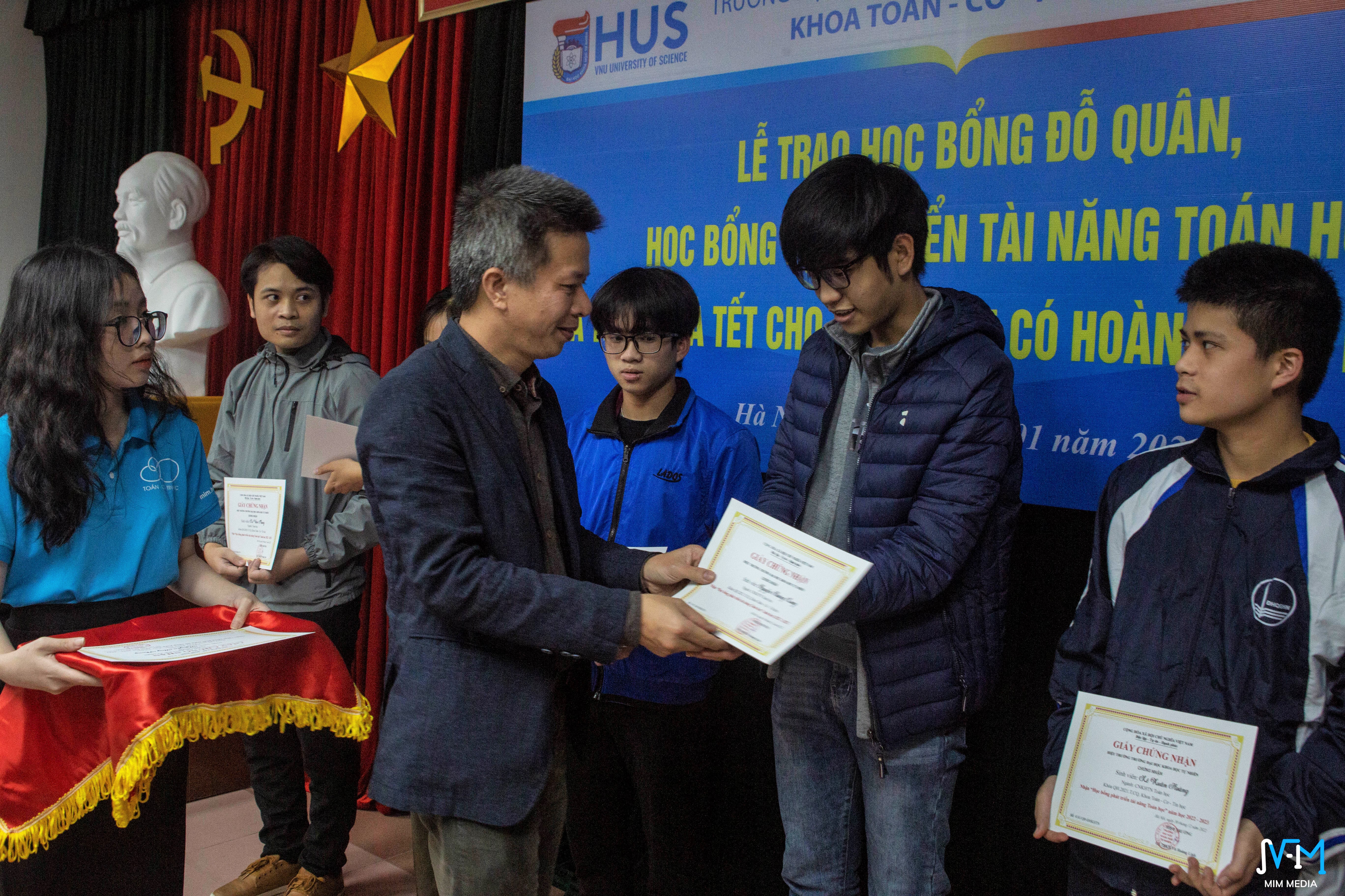 Sinh viên Khoa Toán – Cơ – Tin học nhận học bổng Đỗ Quân và học bổng phát triển tài năng Toán học năm học 2022-2023