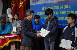 Sinh viên Khoa Toán – Cơ – Tin học nhận học bổng Đỗ Quân và học bổng phát triển tài năng Toán học năm học 2022-2023
