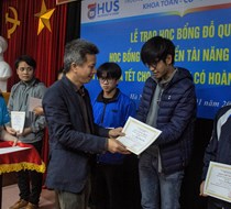 Sinh viên Khoa Toán – Cơ – Tin học nhận học bổng Đỗ Quân và học bổng phát triển tài năng Toán học năm học 2022-2023