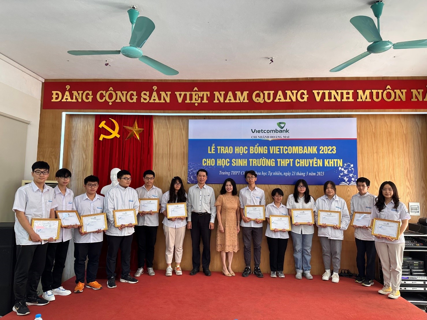 46 học sinh Trường THPT Chuyên Khoa học Tự nhiên nhận học bổng giá trị từ Vietcombank