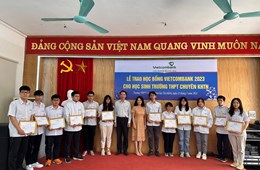46 học sinh Trường THPT Chuyên Khoa học Tự nhiên nhận học bổng giá trị từ Vietcombank